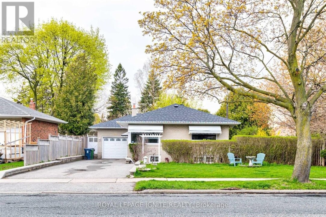 86 Sloane Ave in Toronto, ON - Building Photo