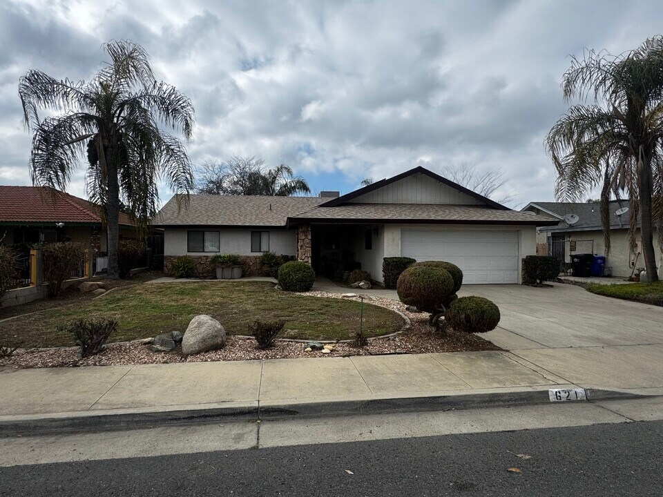 621 Wellington St in Porterville, CA - Building Photo