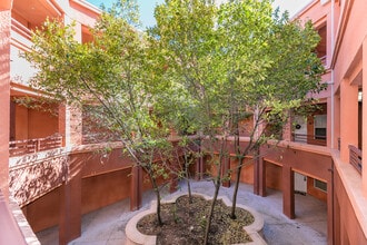 320 Caldecott Ln, Unit 214 in Oakland, CA - Foto de edificio - Building Photo