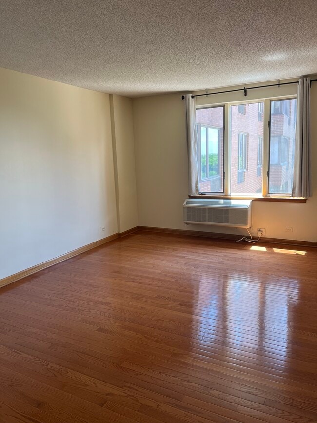 property at 801 S Plymouth Ct