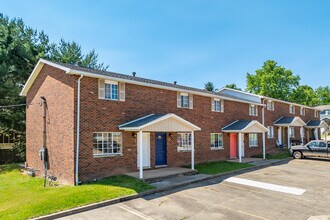 Knotts / Camelot Apartments in Parkersburg, WV - Foto de edificio - Building Photo