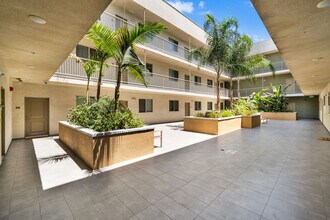 Bakman Avenue LLC in Reseda, CA - Foto de edificio - Building Photo