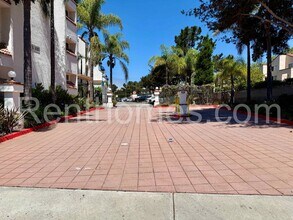 8320 Regents Rd in San Diego, CA - Building Photo - Building Photo