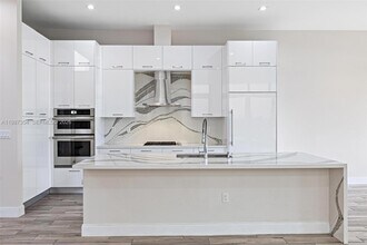 8225 NW 43rd St in Miami, FL - Building Photo - Building Photo