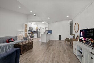 5369 Saxon St in San Diego, CA - Foto de edificio - Building Photo