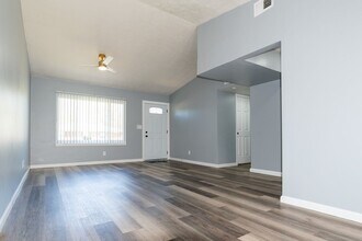 8918 Elmcreek Dr in Louisville, KY - Building Photo - Building Photo