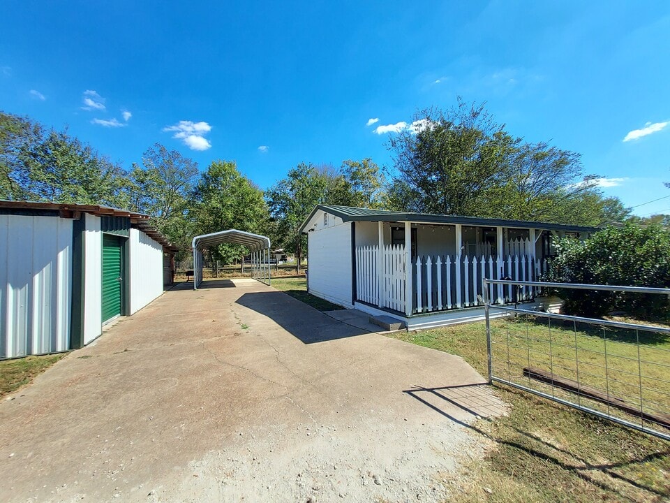 604 Mayflower Ln in Crockett, TX - Building Photo