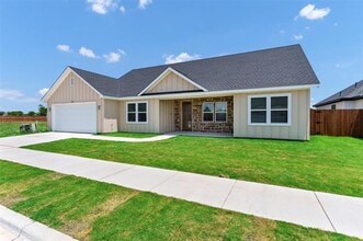 548 Highview Ct in Godley, TX - Building Photo - Building Photo