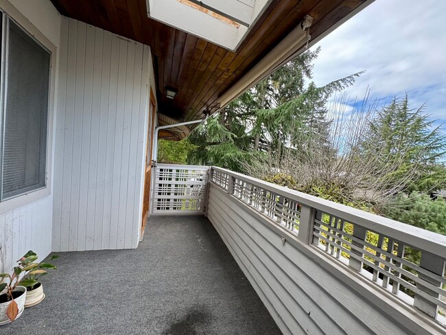 5016-5018 Sand Point Pl NE in Seattle, WA - Building Photo - Building Photo