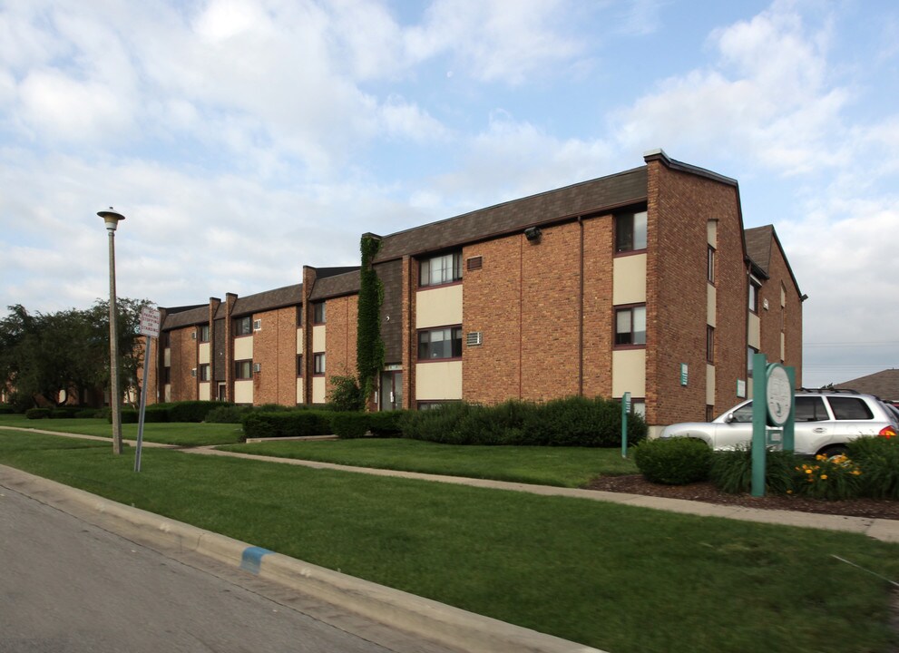 Larkin Village in Joliet, IL - Foto de edificio