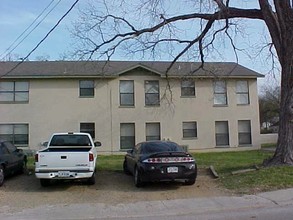 Elm Place Apartments in Denton, TX - Building Photo - Building Photo