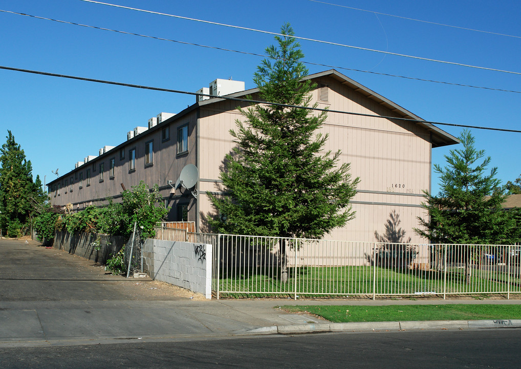 1620 S Chance Ave in Fresno, CA - Building Photo