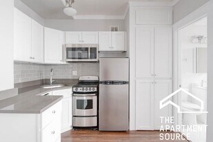 817 W Lakeside Pl in Chicago, IL - Building Photo