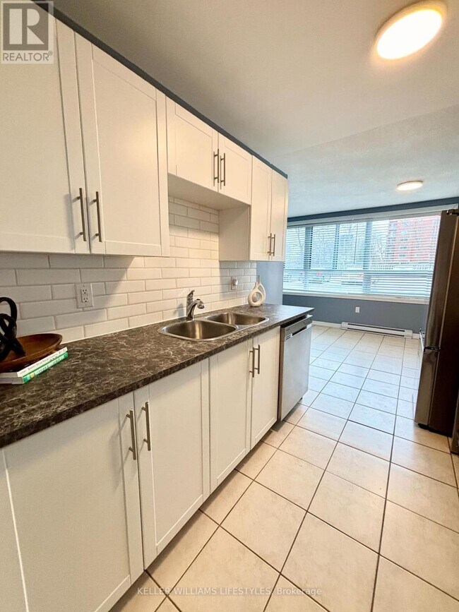 95-95 Base Line Rd W in London, ON - Building Photo - Building Photo