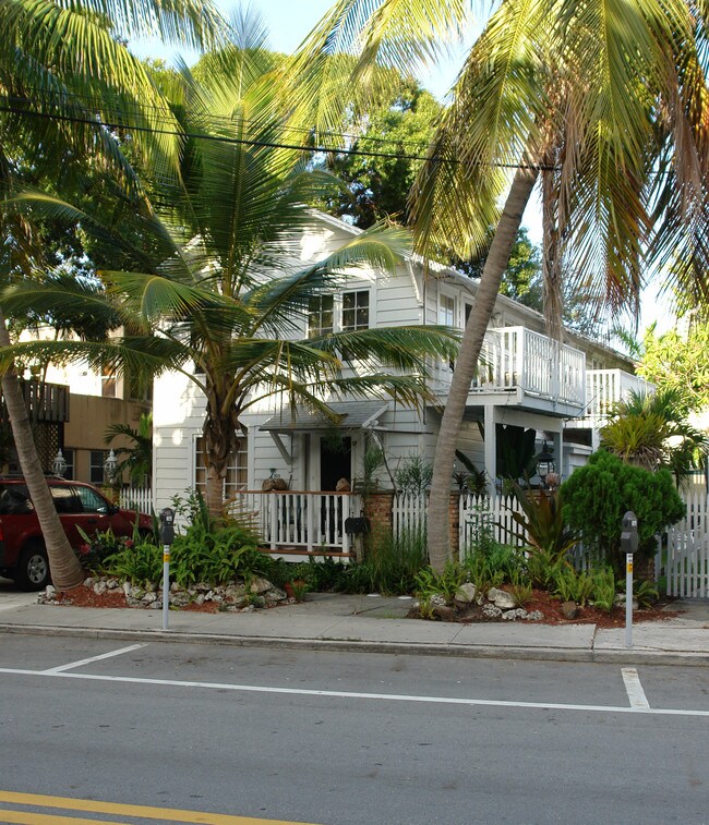 305 SE 11th Ave in Fort Lauderdale, FL - Foto de edificio - Building Photo