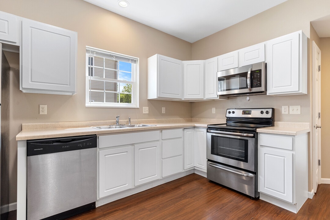 Stonegate Village Apartments in Burlington, IA - Building Photo