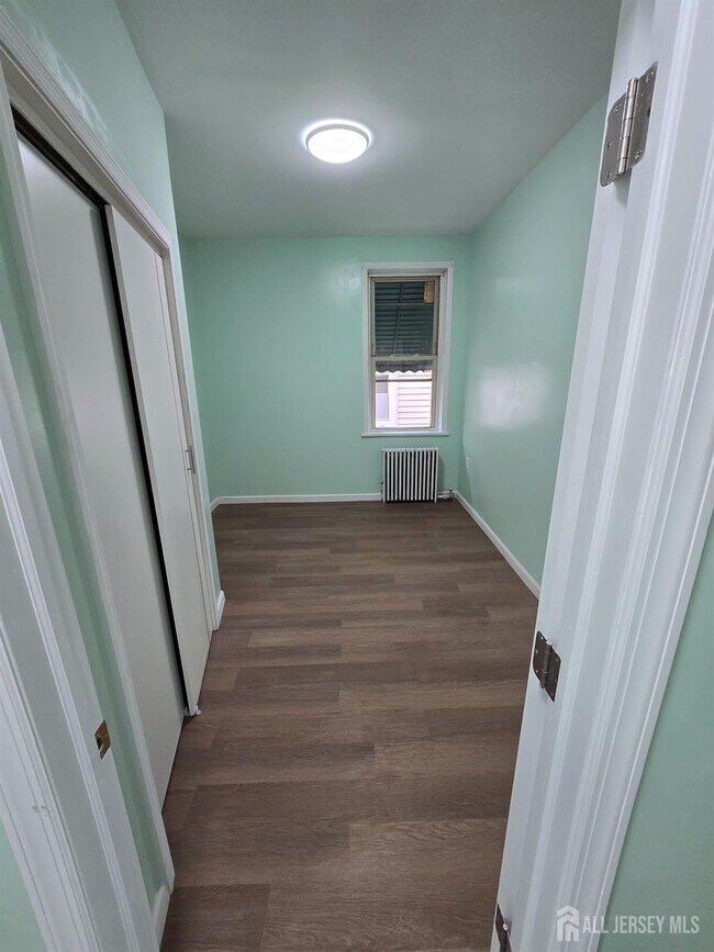 557 Roosevelt Ave in Carteret, NJ - Building Photo - Building Photo