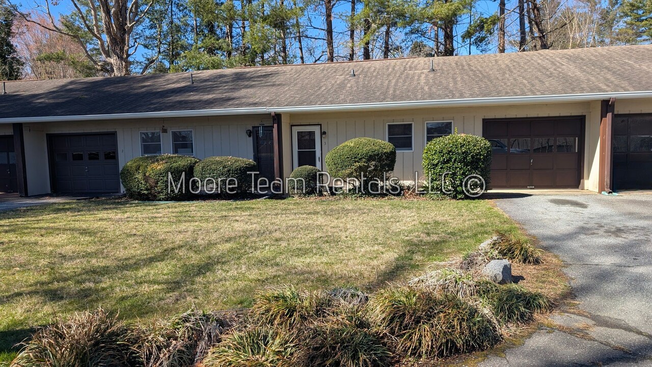 605 Hebron Rd in Hendersonville, NC - Building Photo