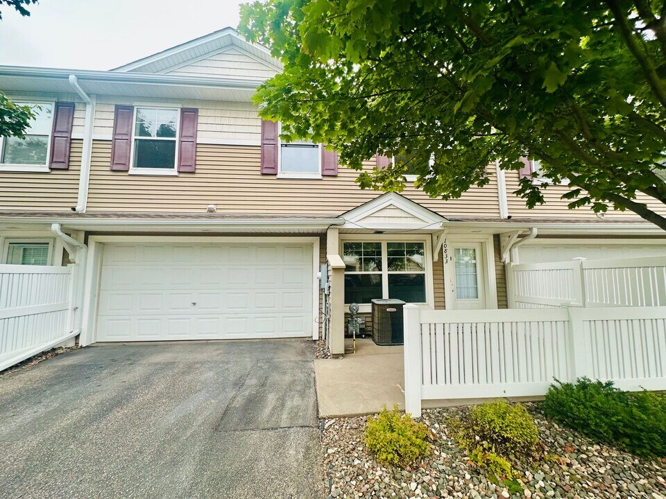 10833 Kingsfield Ln in Woodbury, MN - Building Photo