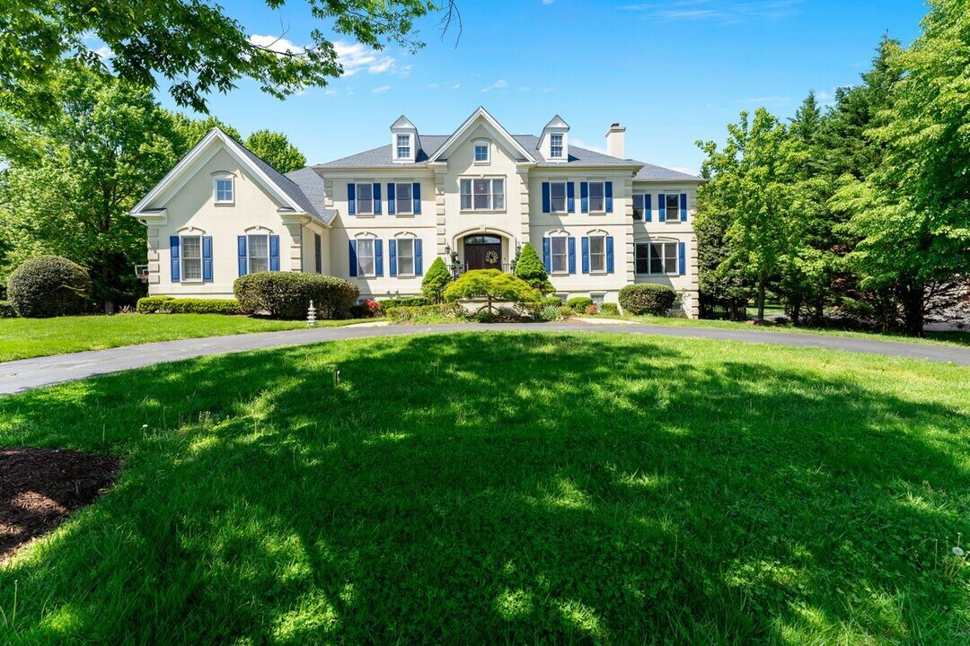 1445 Mayhurst Blvd in McLean, VA - Foto de edificio