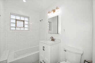 2737 W Lunt Ave, Unit 1W in Chicago, IL - Building Photo - Building Photo