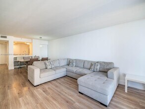 555 NE 15th St in Miami, FL - Foto de edificio - Building Photo