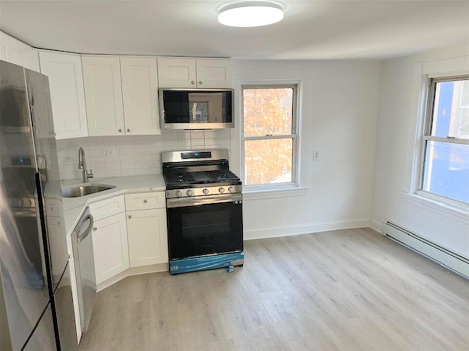 8 6th St, Unit 2 in Cambridge, MA - Building Photo