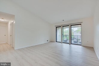 64 Taylor Dr in Franklin Township, NJ - Building Photo - Building Photo