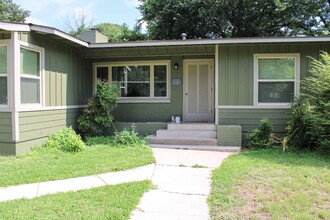 115 Larkwood Dr in San Antonio, TX - Building Photo - Building Photo