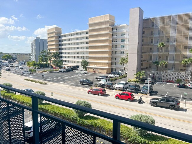401 Golden Isles Dr in Hallandale Beach, FL - Building Photo - Building Photo