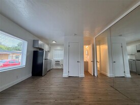 2037 Madison St in Hollywood, FL - Building Photo