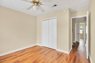 9052 Wilcrest Dr in Houston, TX - Building Photo - Building Photo