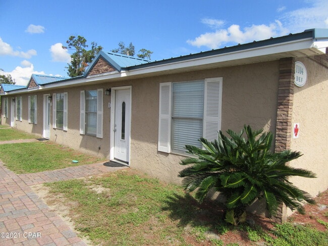 property at 1104 W 19th Ct