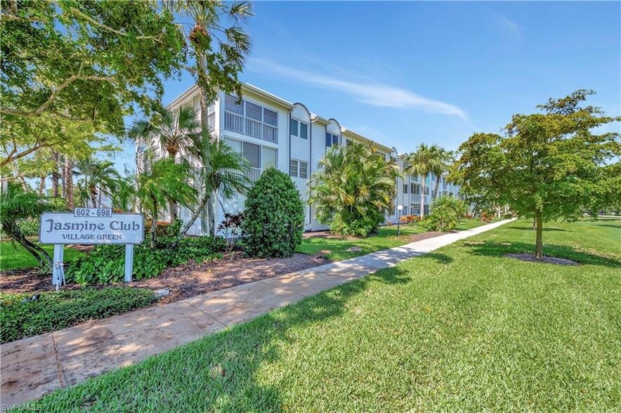 668 Broad Ave S, Unit J668 in Naples, FL - Building Photo