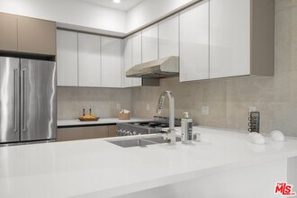 8326 Blackburn Ave in Los Angeles, CA - Building Photo - Building Photo