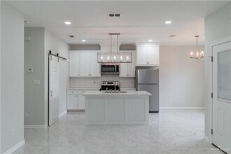 5404 N Crown Point in Pharr, TX - Building Photo - Building Photo