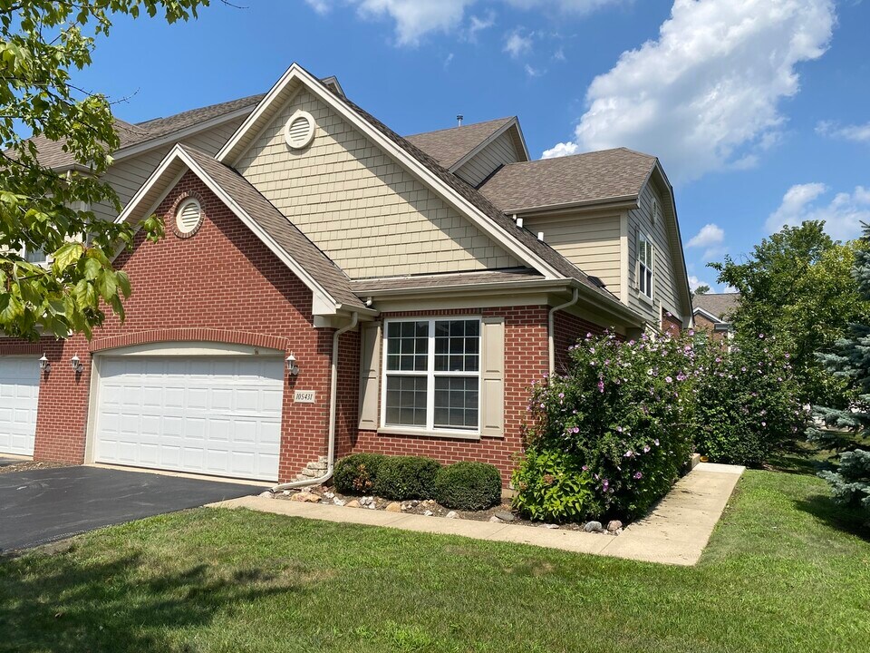 10S401 Carrington Cir in Burr Ridge, IL - Foto de edificio