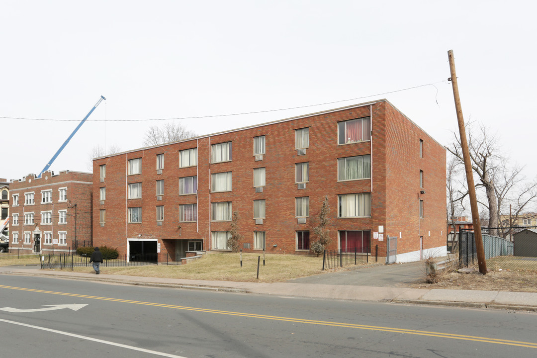 Collins Place in Hartford, CT - Building Photo