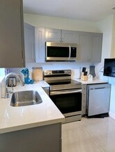 700 SE 14th Ct, Unit J Ramos in Fort Lauderdale, FL - Foto de edificio - Building Photo
