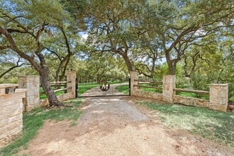 1016 High Hill Creek Rd in La Grange, TX - Foto de edificio - Building Photo