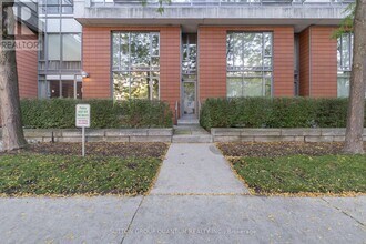 90 Stadium Rd in Toronto, ON - Building Photo - Building Photo