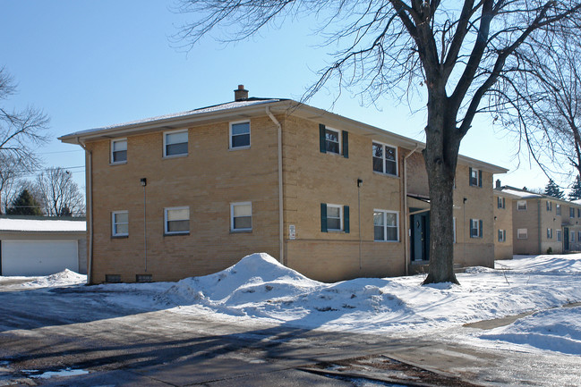 5440 N 83rd St in Milwaukee, WI - Foto de edificio - Building Photo