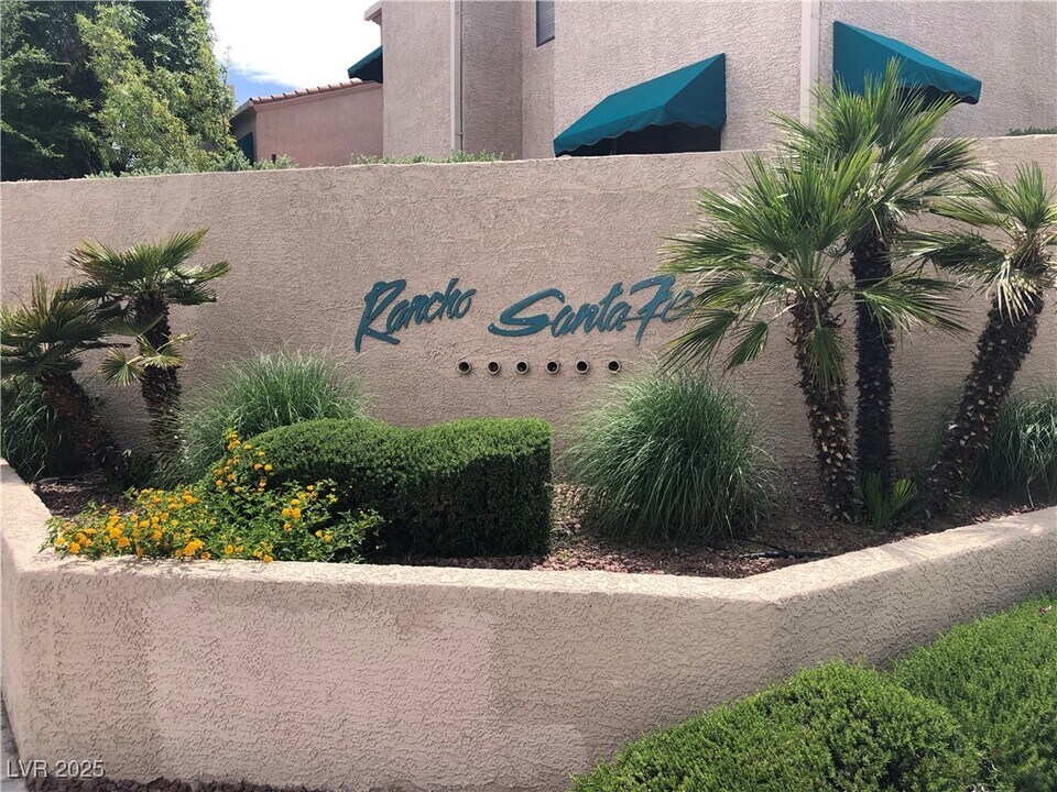 2220 Pinetop Ln in Las Vegas, NV - Building Photo