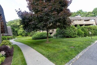 102 Ledgebrook Dr in Norwalk, CT - Building Photo - Building Photo