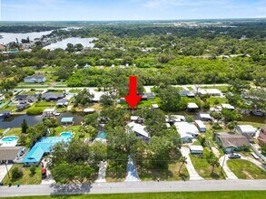 9934 Peninsular Dr in Gibsonton, FL - Building Photo - Building Photo