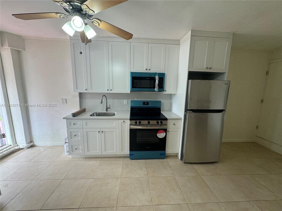 12520 W Randall Park Dr-Unit -0 in Miami, FL - Building Photo