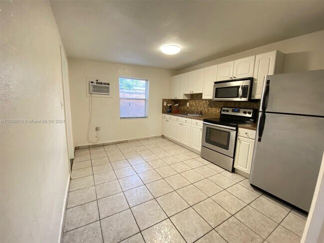 1020 NW 33rd Ave-Unit -1 in Miami, FL - Foto de edificio - Building Photo