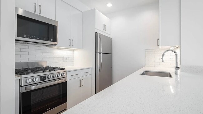602 Washington St in New York, NY - Building Photo - Building Photo