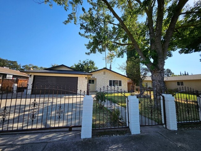760 Castle Oaks Dr in Stockton, CA - Building Photo - Building Photo