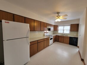 321 W 5th St in Cedar Falls, IA - Building Photo - Building Photo